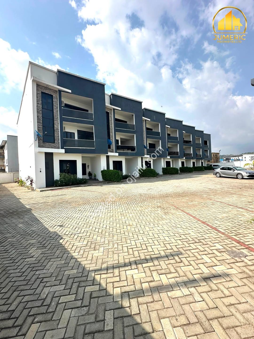 Elegant 4-Bed Duplex with Pool in Lifecamp