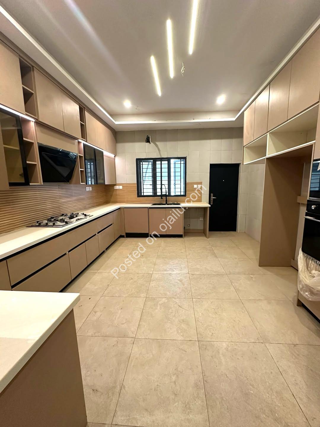 Elegant 4-Bed Duplex with Pool in Lifecamp