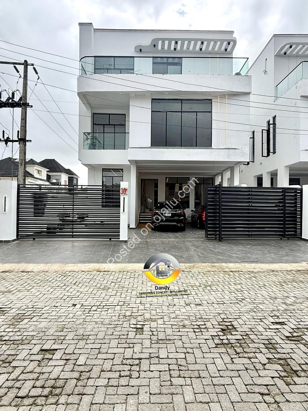 5-Bed Duplex with Pool & Rooftop in Chevron