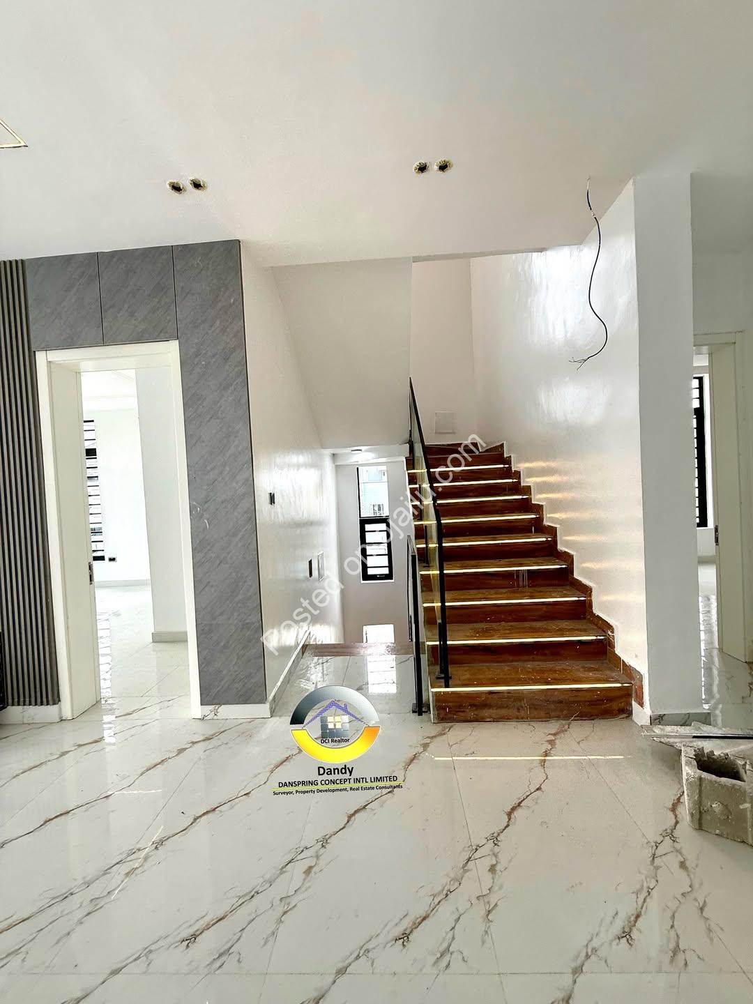 5-Bed Duplex with Pool & Rooftop in Chevron