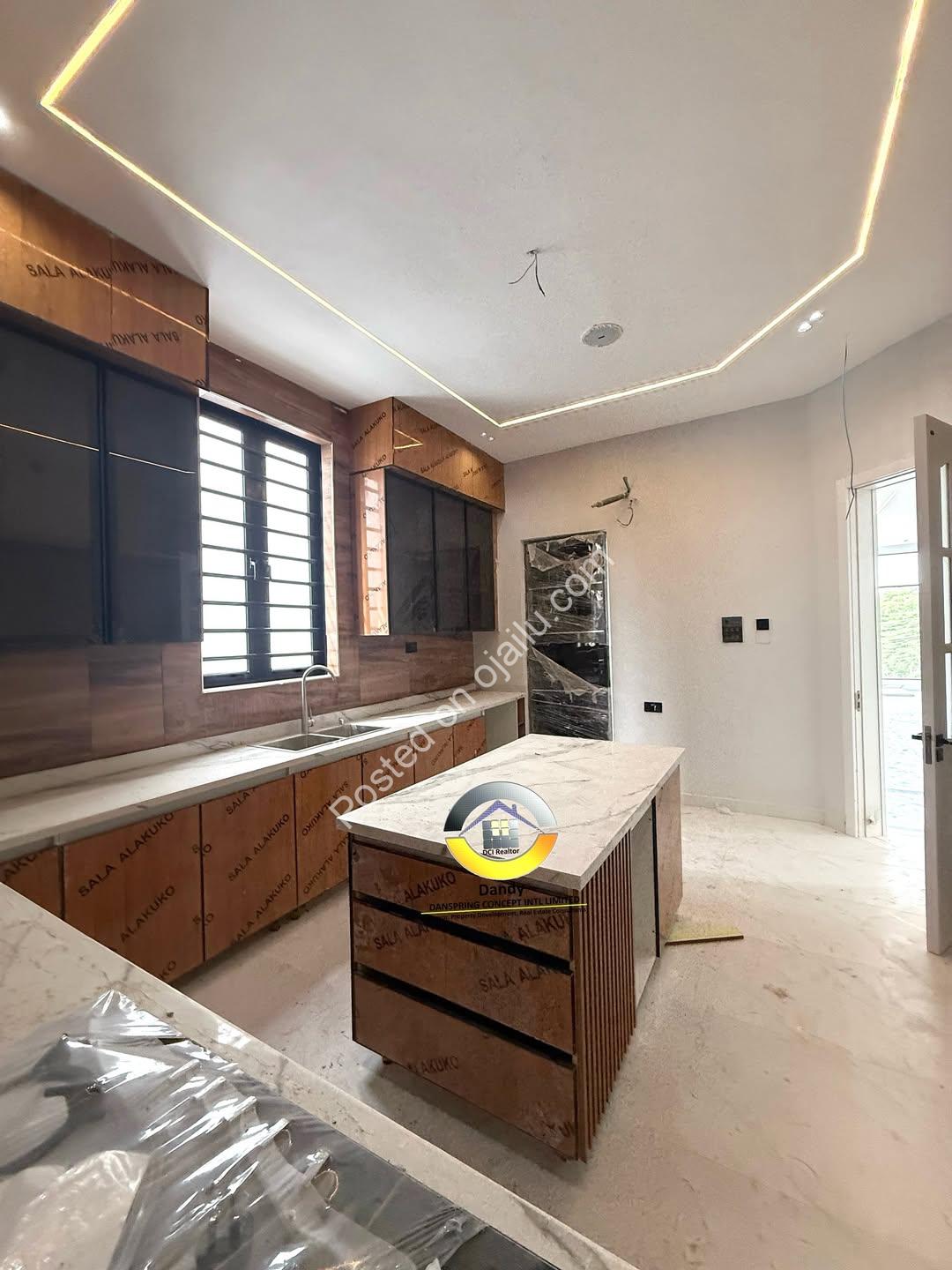 5-Bed Duplex with Pool & Rooftop in Chevron