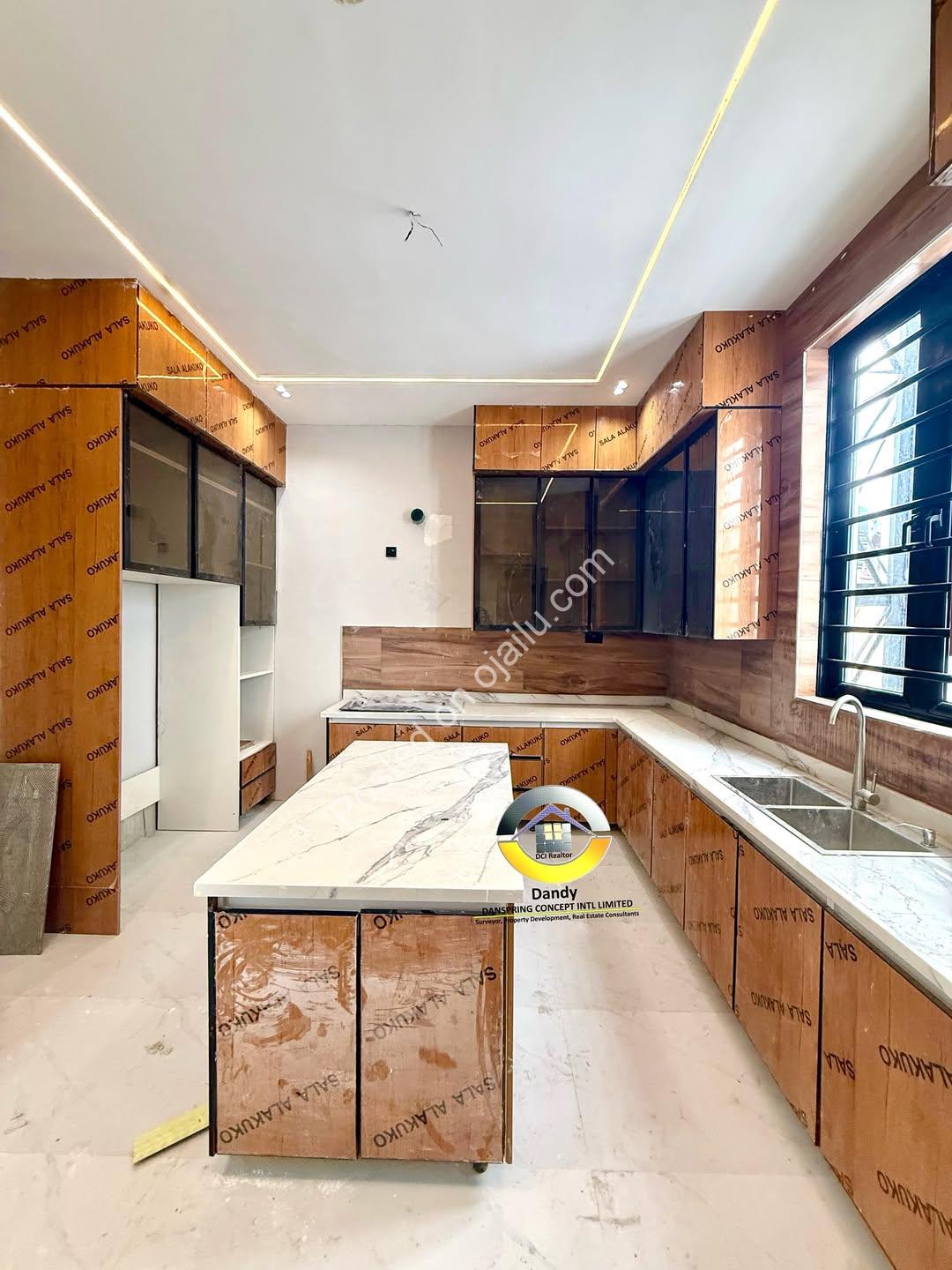 5-Bed Duplex with Pool & Rooftop in Chevron