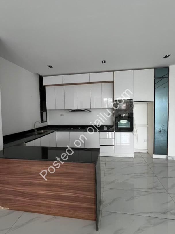 Ensuite Splendor: 2BR Oniru with Elevator