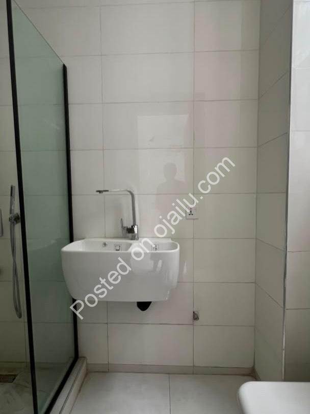 Ensuite Splendor: 2BR Oniru with Elevator
