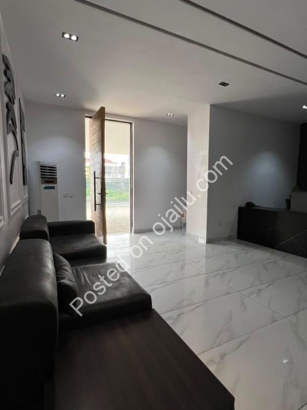 Ensuite Splendor: 2BR Oniru with Elevator