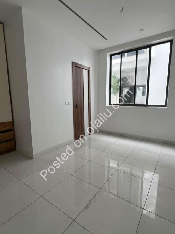 Ensuite Splendor: 2BR Oniru with Elevator