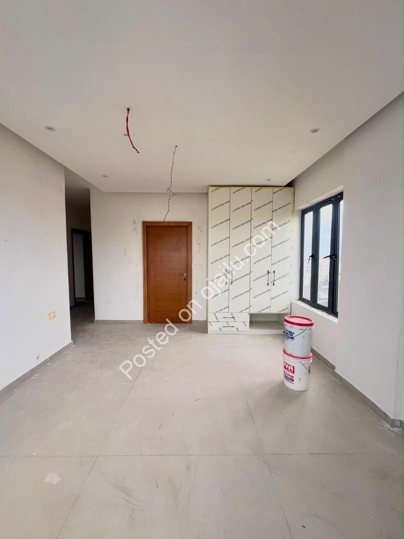 Ikoyi 8th-Floor Stunner: Pool, Gym & C of O