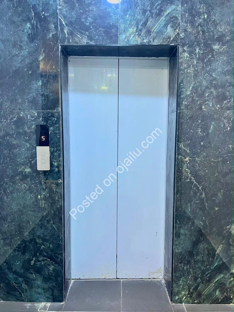 Ikoyi 8th-Floor Stunner: Pool, Gym & C of O