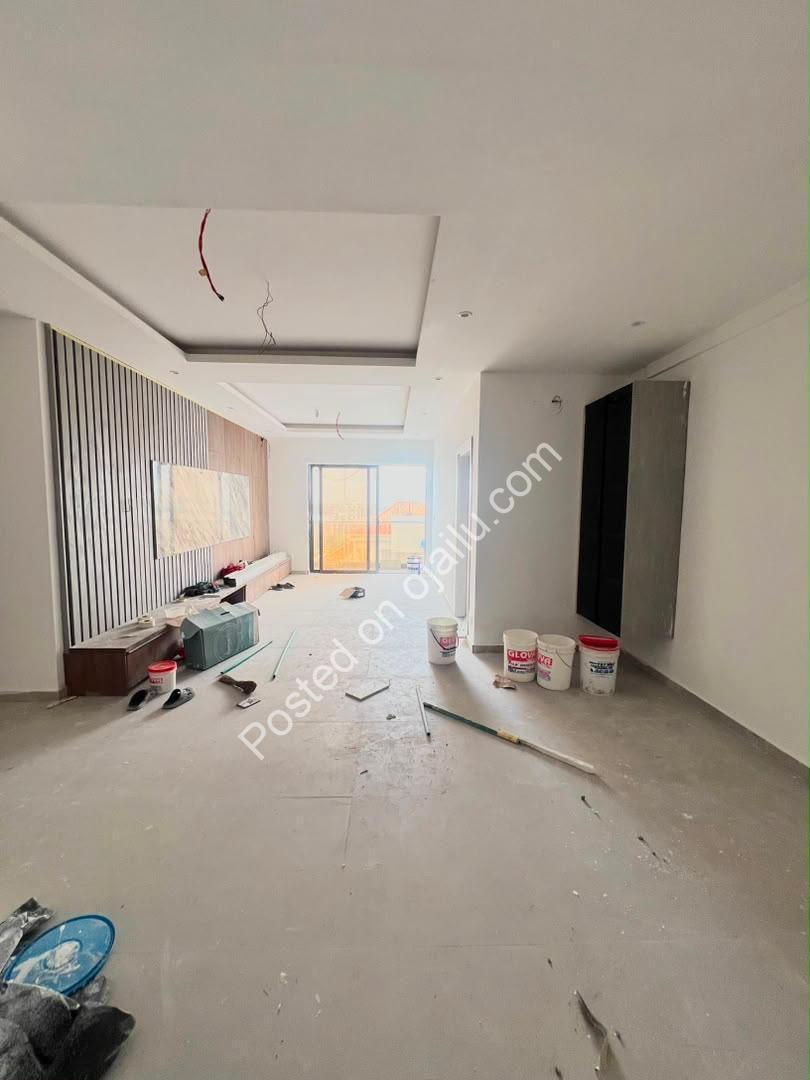Ikoyi 8th-Floor Stunner: Pool, Gym & C of O