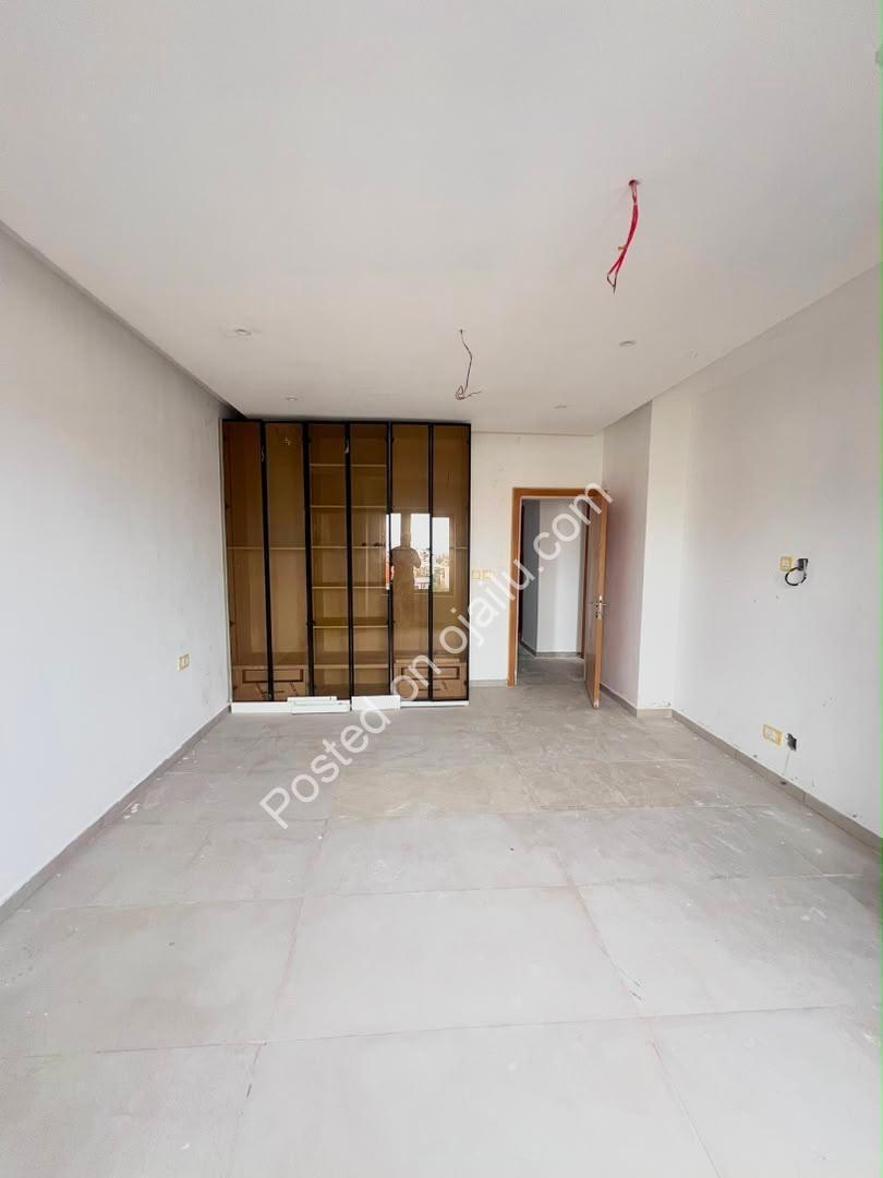 Ikoyi 8th-Floor Stunner: Pool, Gym & C of O
