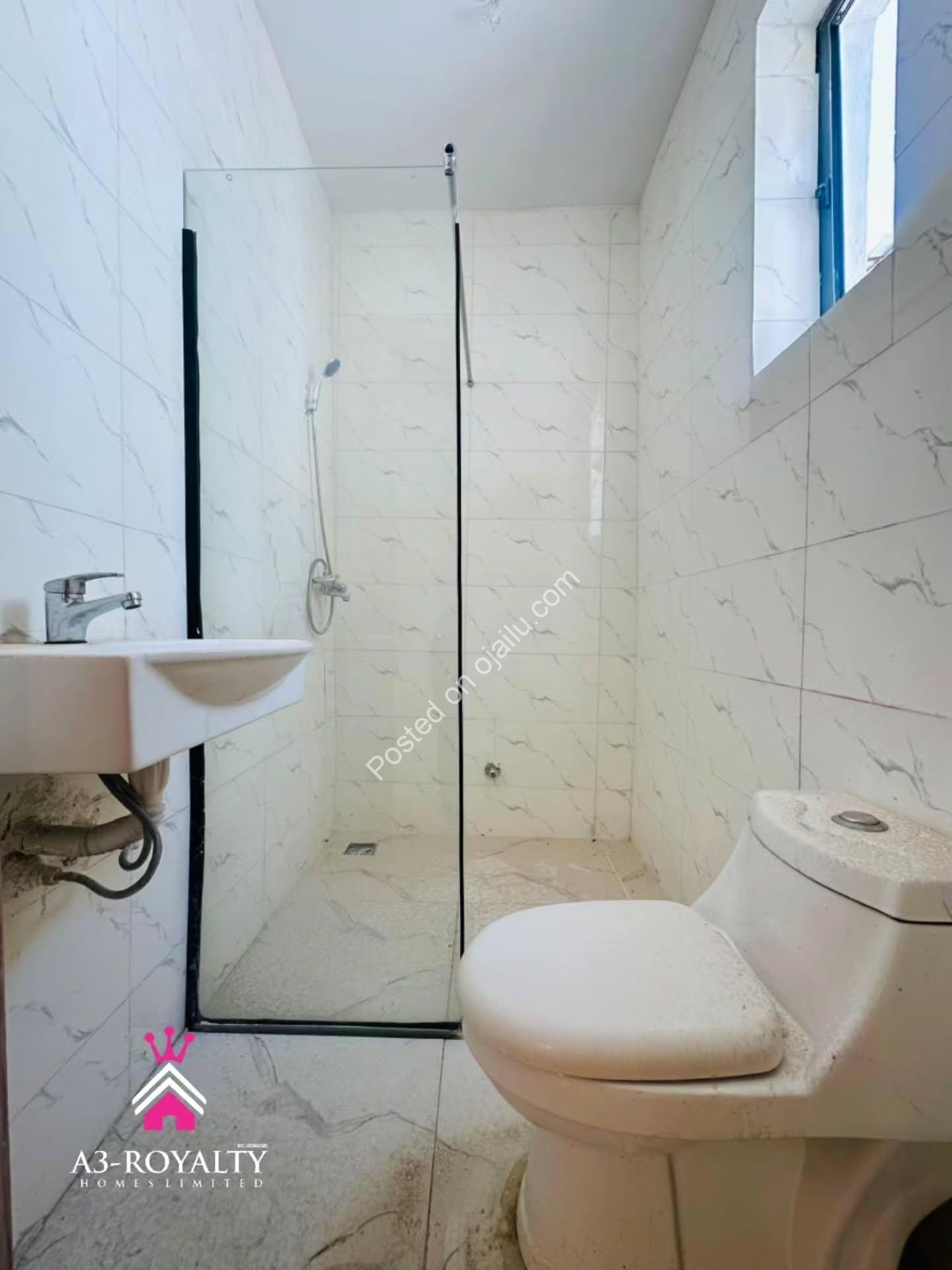 Turnkey Townhouse: 3BR Terrace + Ensuites, Lekki