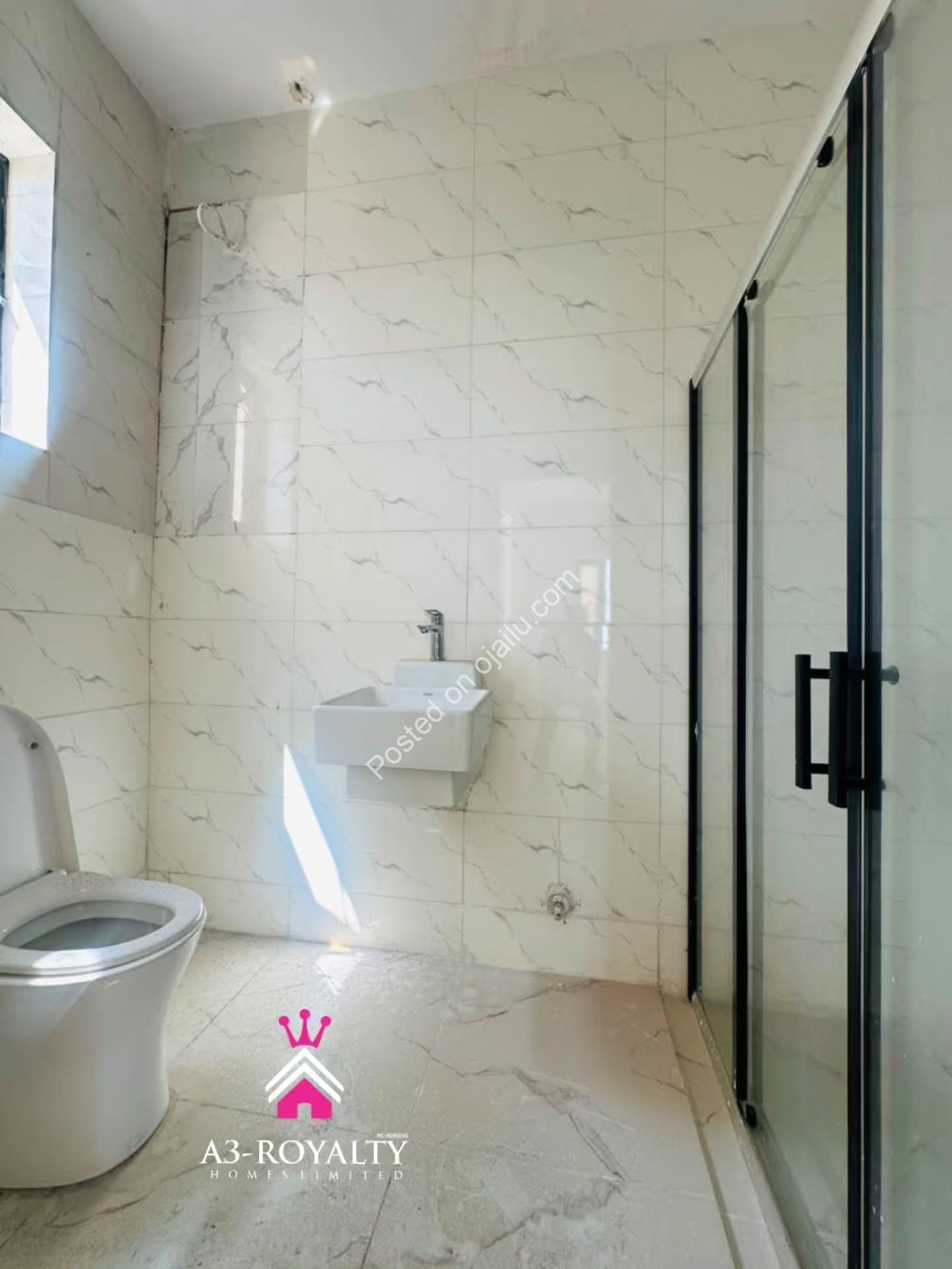 Turnkey Townhouse: 3BR Terrace + Ensuites, Lekki