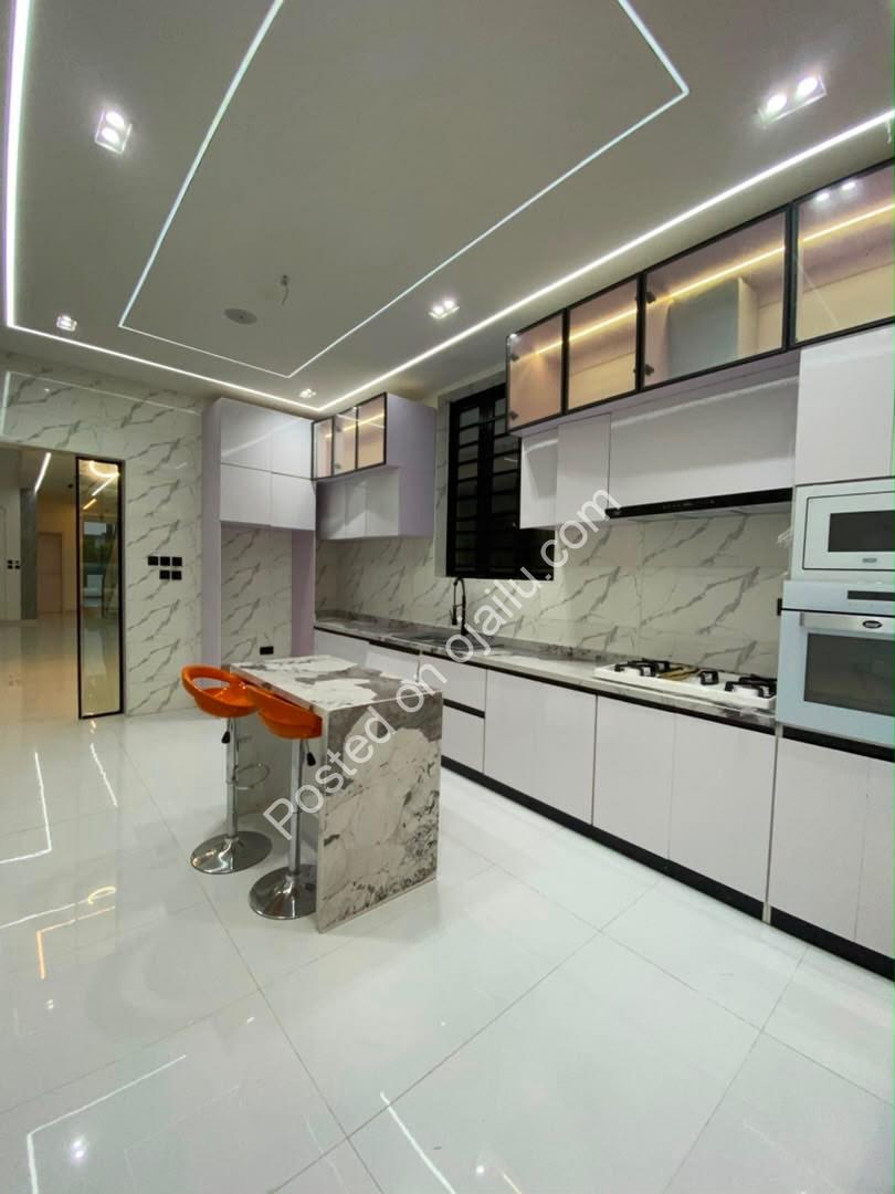 5-Bed Ensuite Duplex: Pool & Smart Features Await