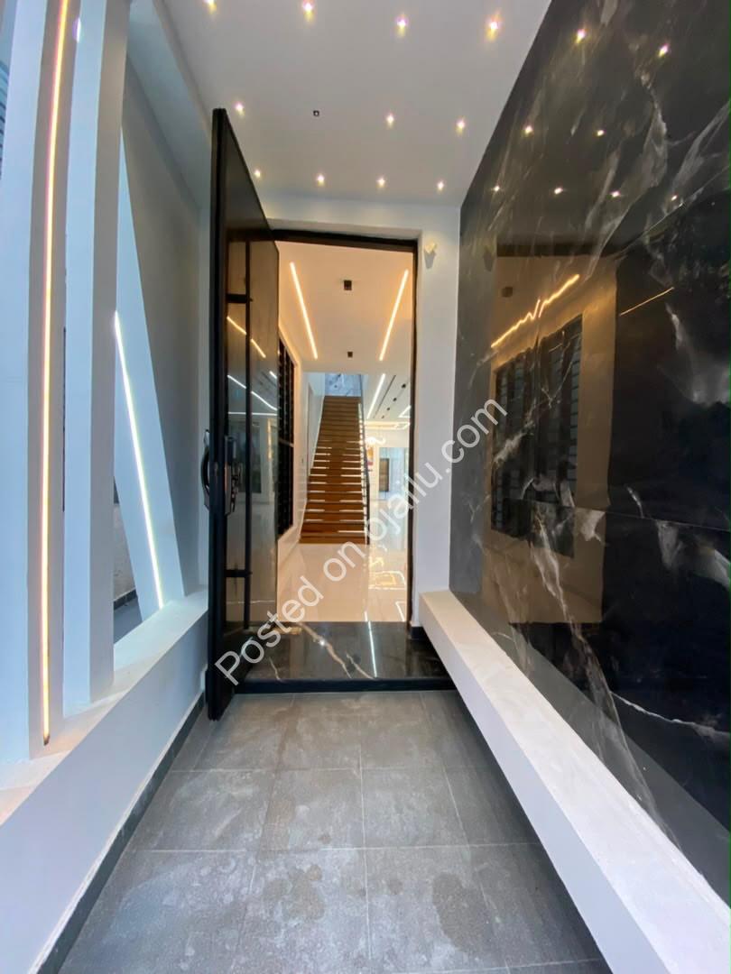 5-Bed Ensuite Duplex: Pool & Smart Features Await