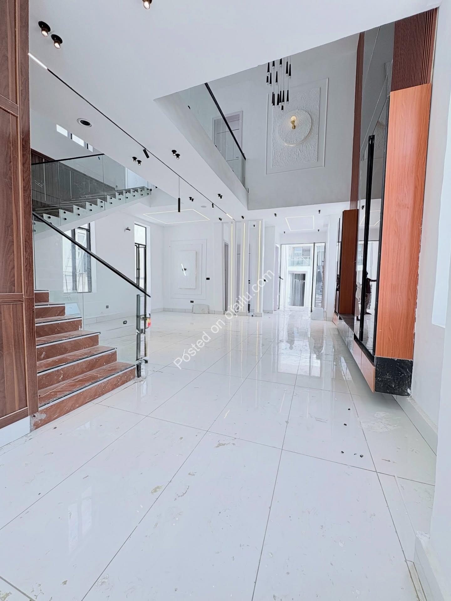 5-Bed Ensuite Paradise with Pool in Ajah