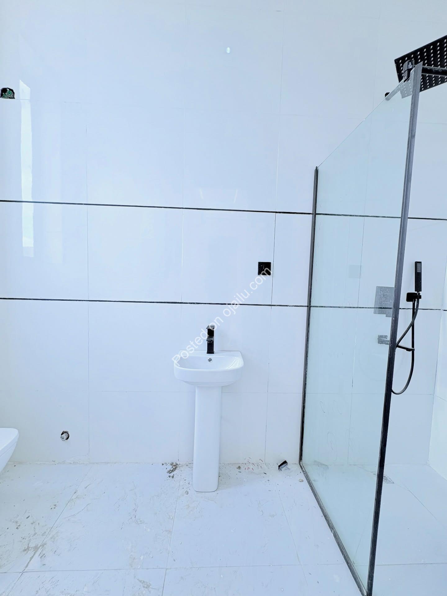 5-Bed Ensuite Paradise with Pool in Ajah