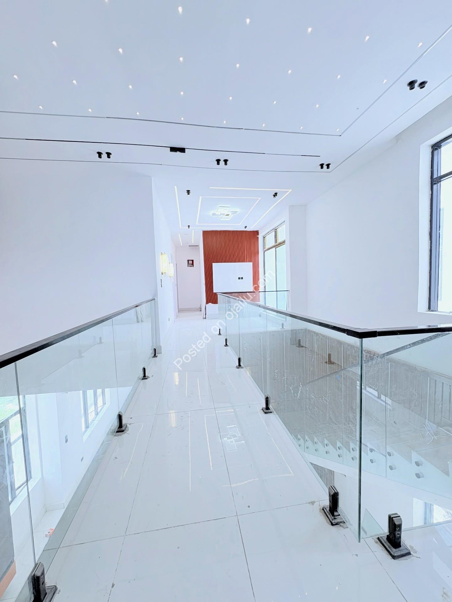 5-Bed Ensuite Paradise with Pool in Ajah