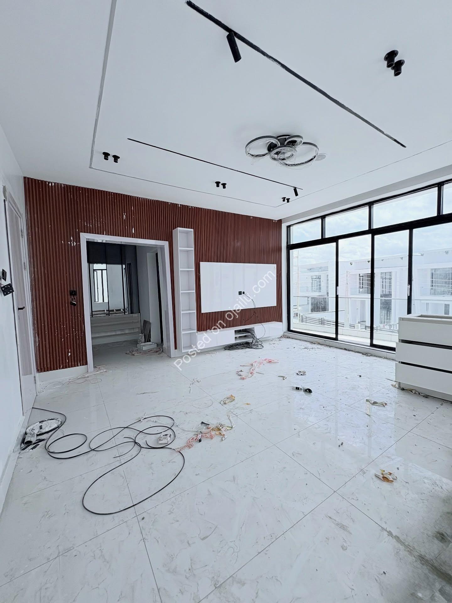 5-Bed Ensuite Paradise with Pool in Ajah