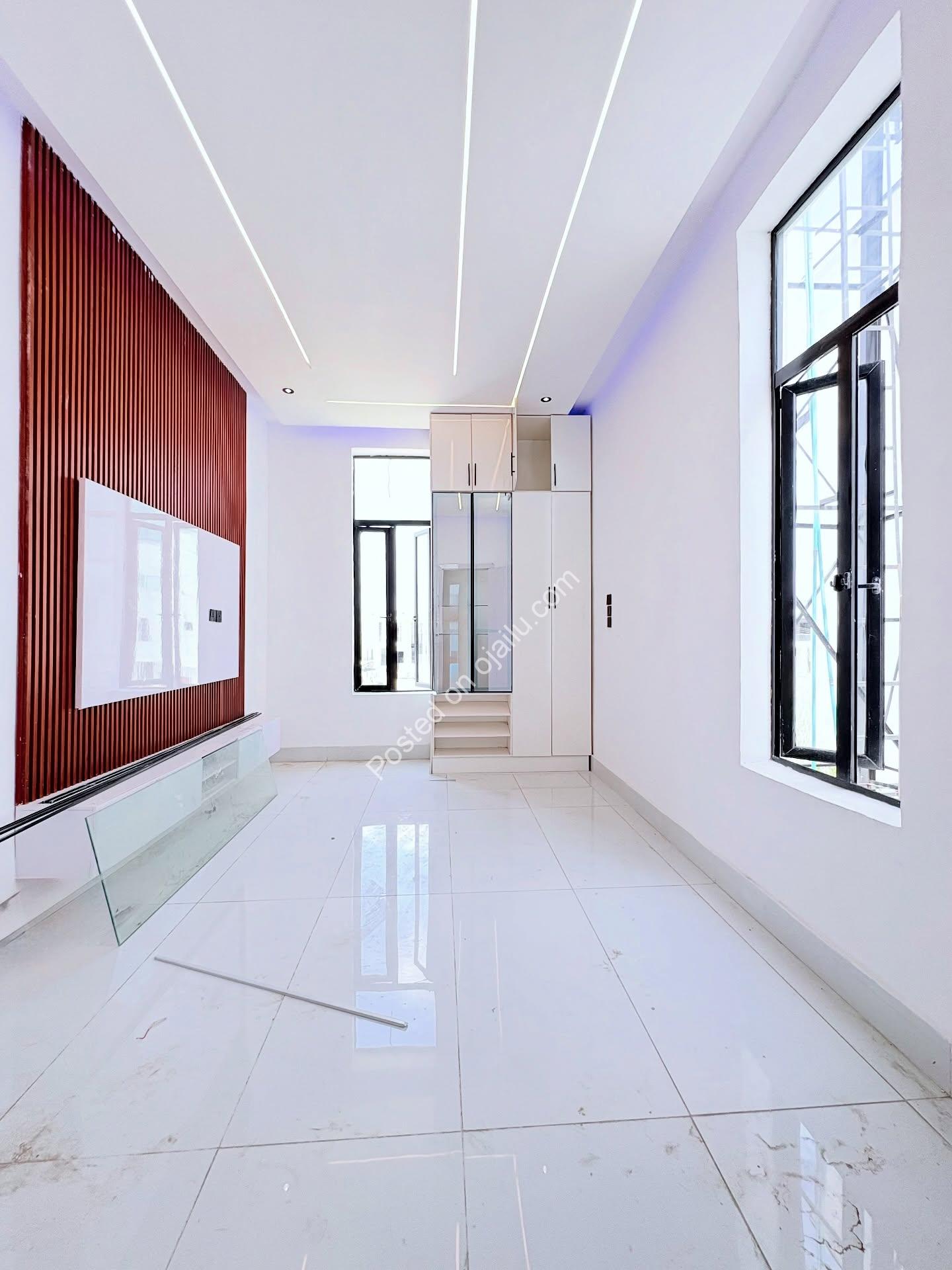5-Bed Ensuite Paradise with Pool in Ajah