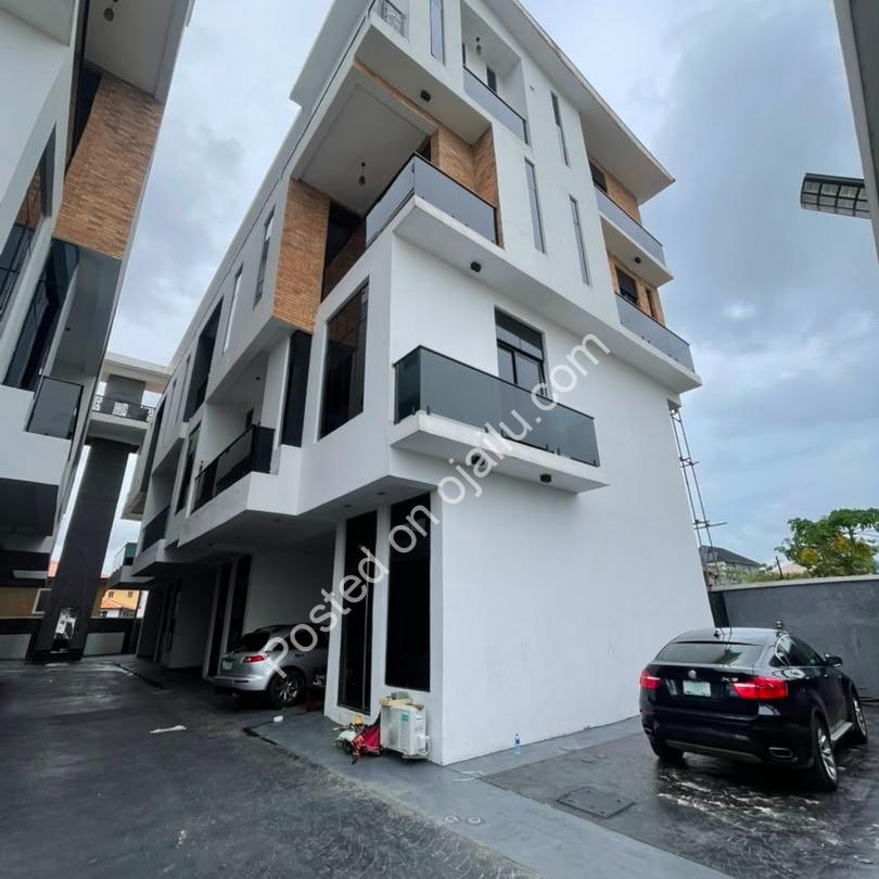 Sophisticated 4-Bed Terrace Duplex in Chevron