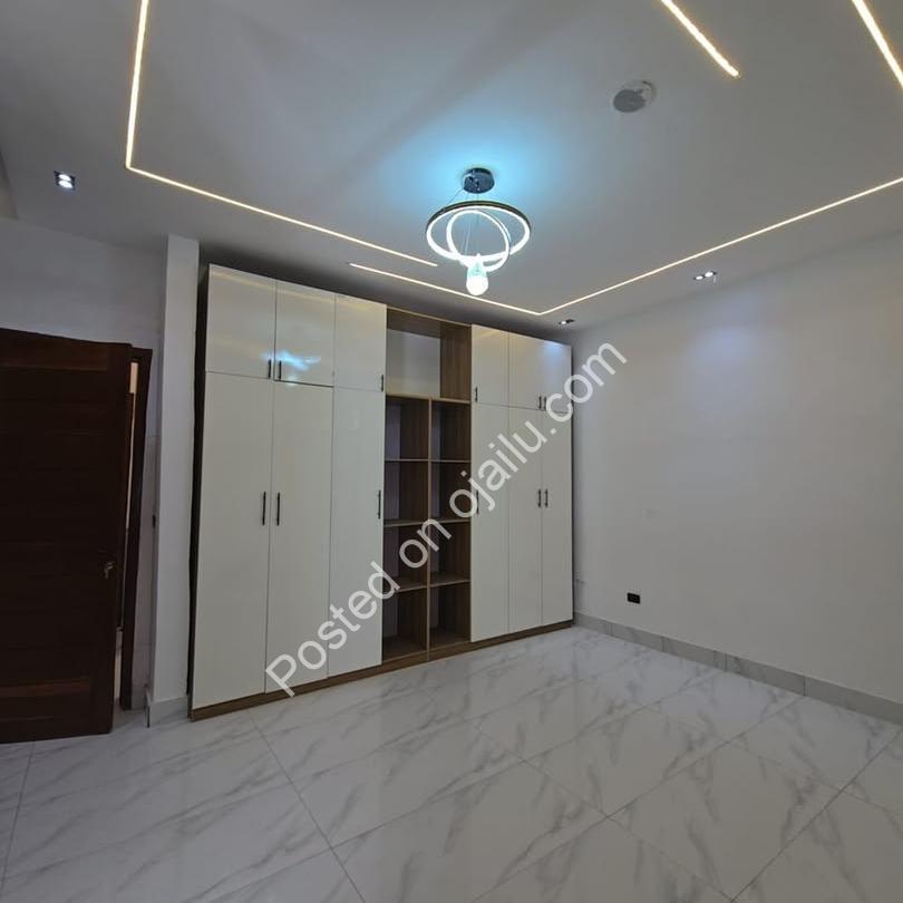 Sophisticated 4-Bed Terrace Duplex in Chevron