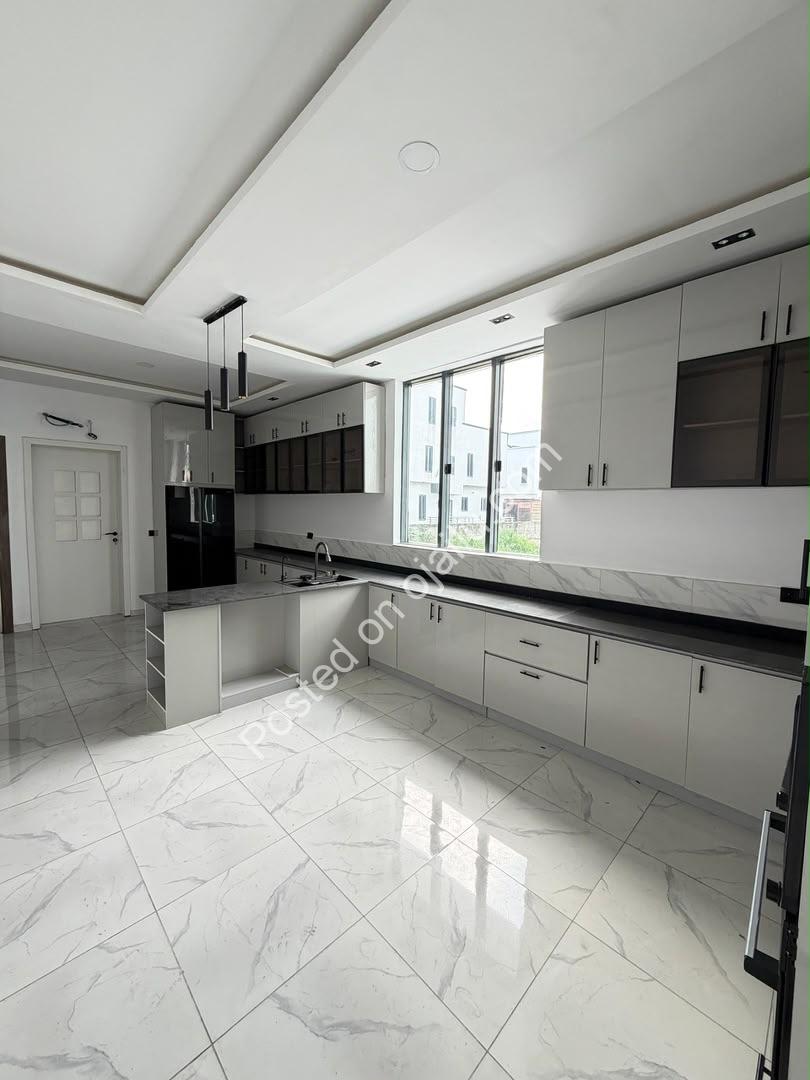 5-Bed Showstopper in Ajah: CofO Ready