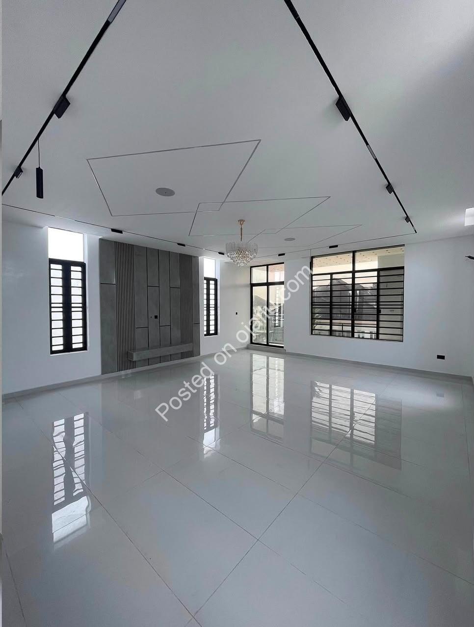Chevron Lekki 6-Bed: Dream Home Awaits