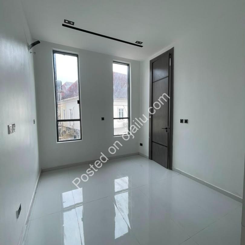 Chevron 4-Bed Semi-Detached with Jacuzzi & Pool