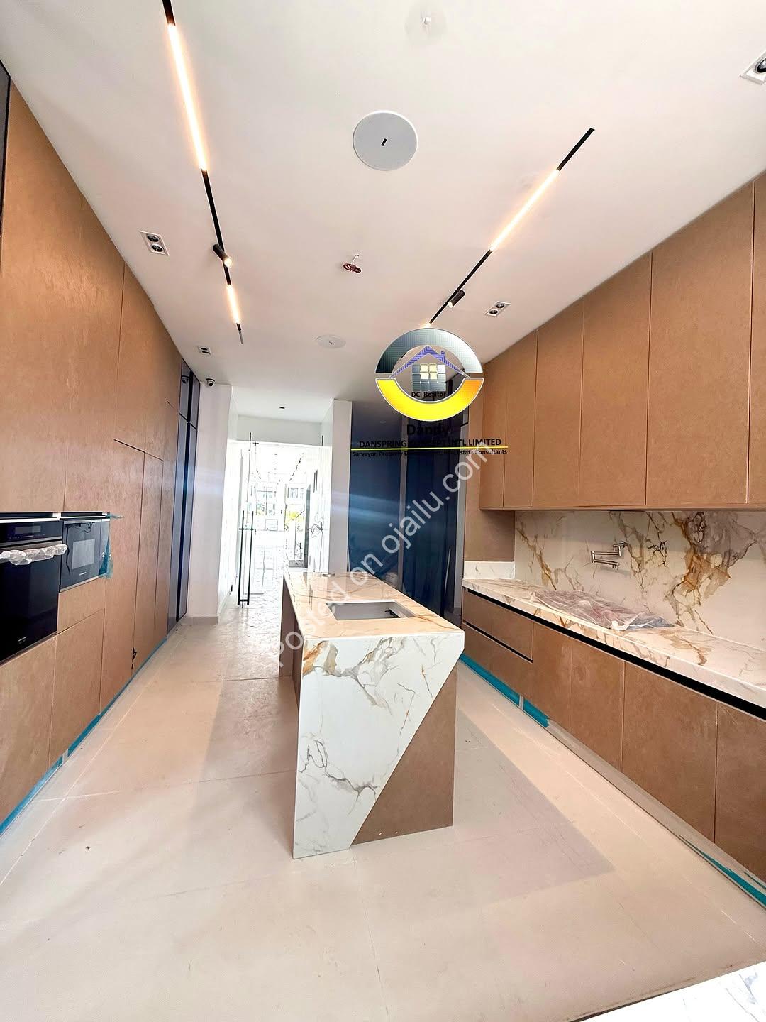 **5-Bed Duplex: Pool, Cinema & Rooftop in Ikate**