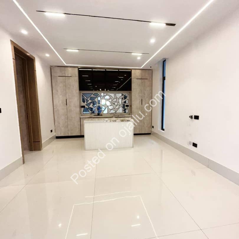 Soaring 5-Bed in VGC: Pool, Gym & Elevator