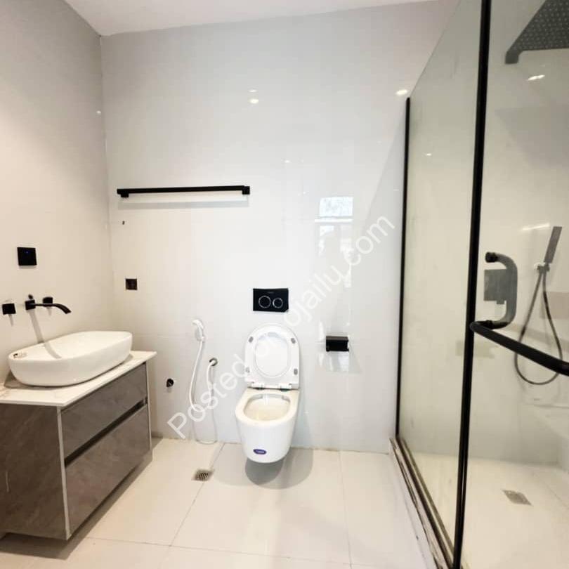 Soaring 5-Bed in VGC: Pool, Gym & Elevator