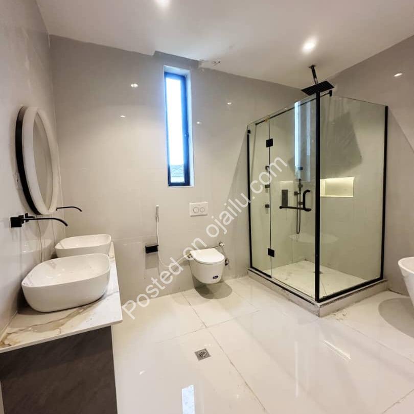 Soaring 5-Bed in VGC: Pool, Gym & Elevator