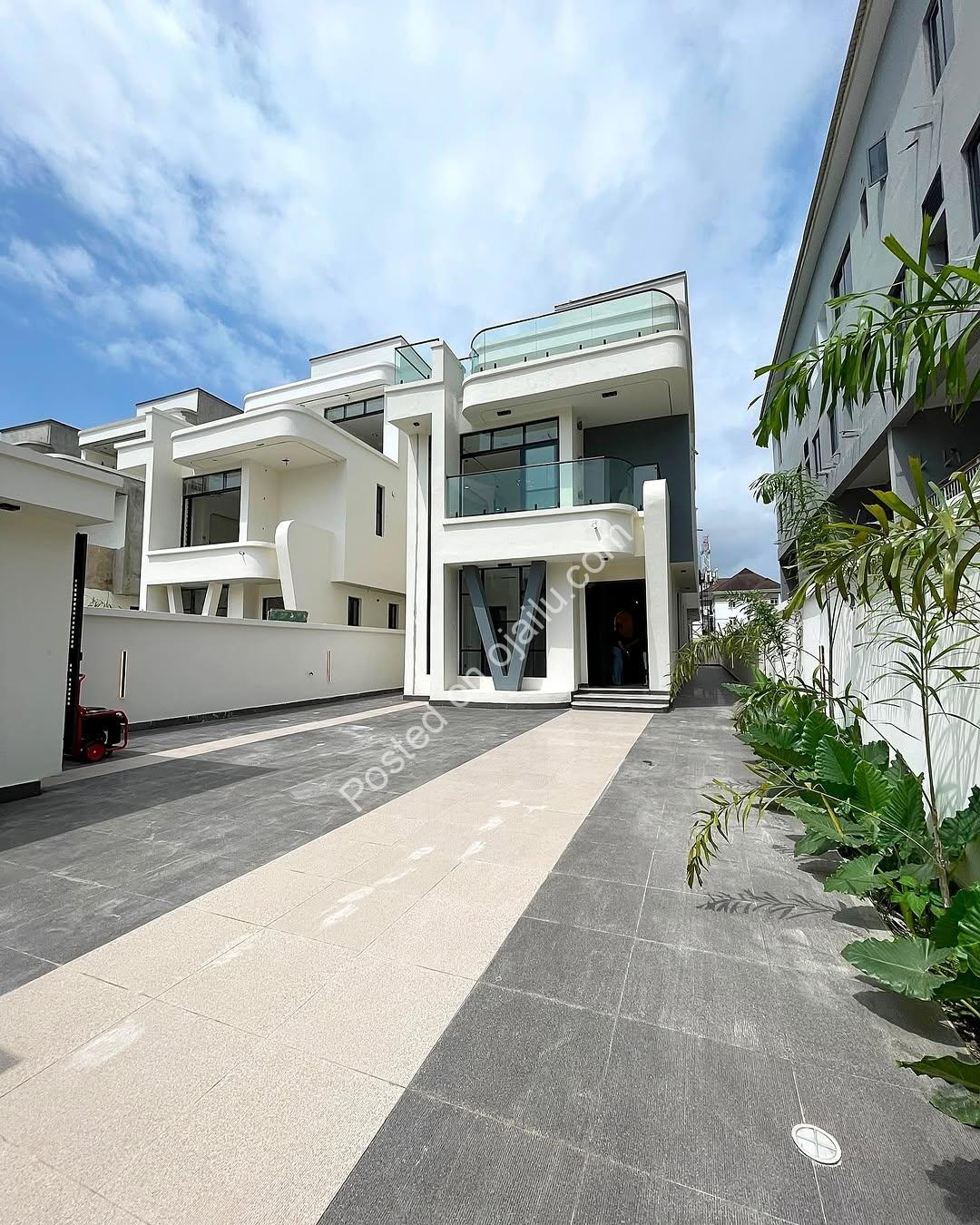 5BR Dream Home: Pool, Cinema & Rooftop Terrace