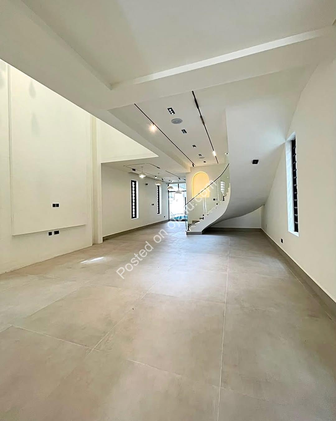 5BR Dream Home: Pool, Cinema & Rooftop Terrace