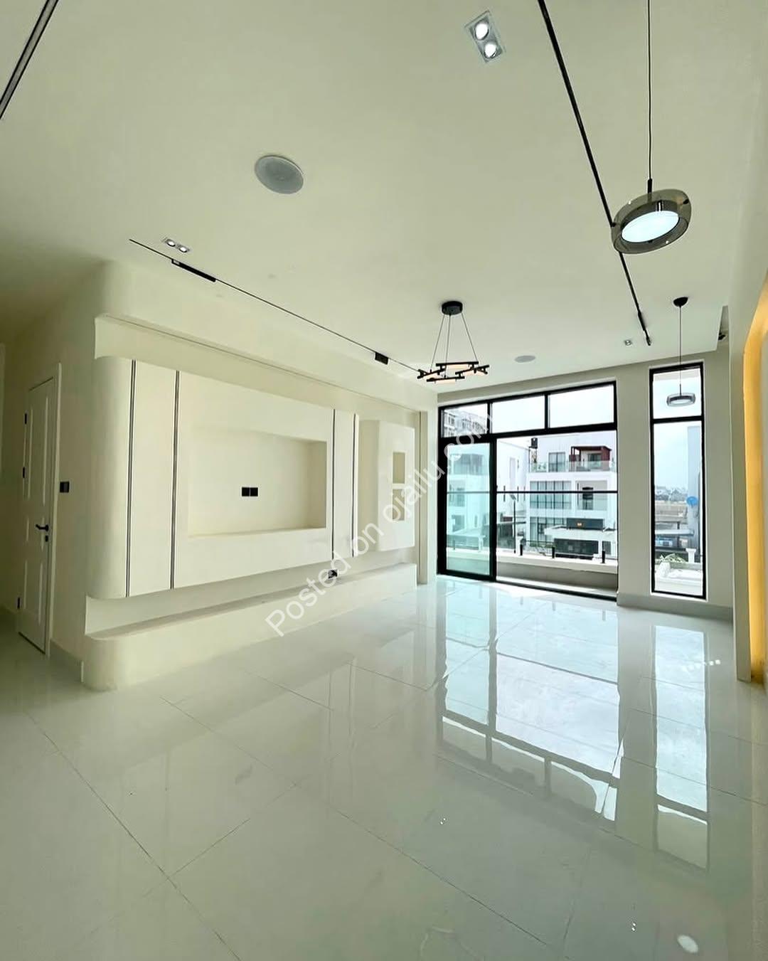 5BR Dream Home: Pool, Cinema & Rooftop Terrace