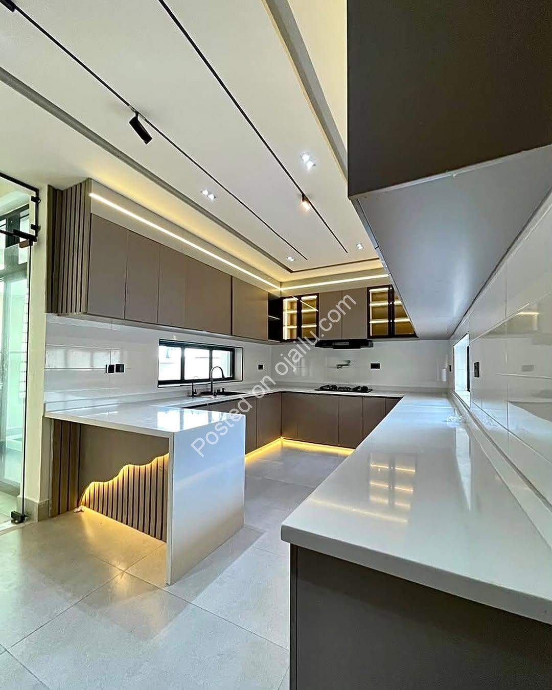 5BR Dream Home: Pool, Cinema & Rooftop Terrace