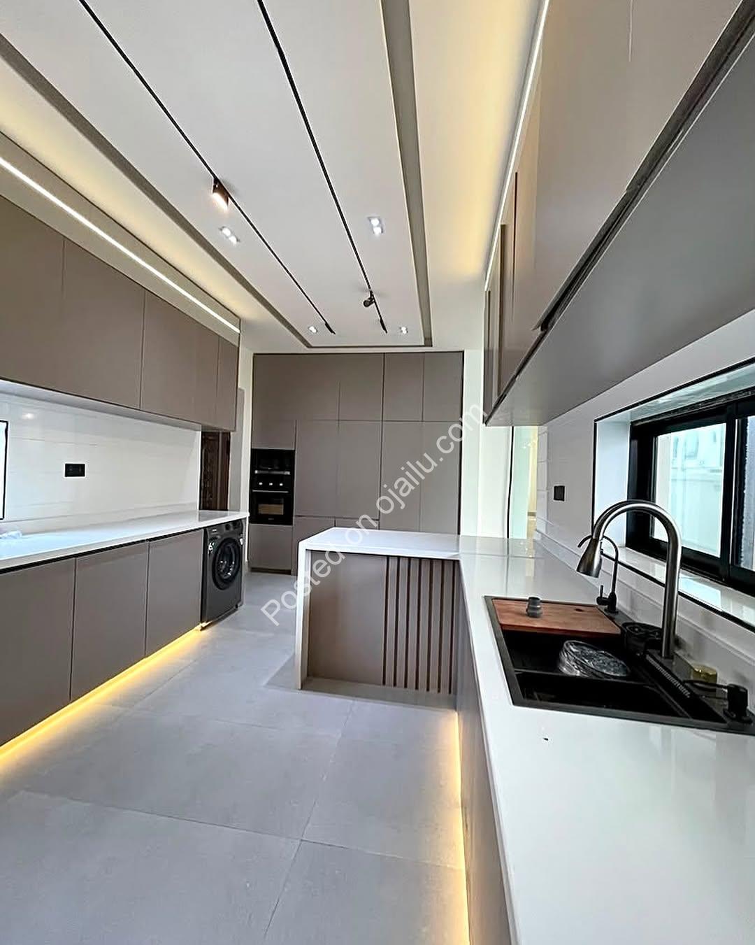 5BR Dream Home: Pool, Cinema & Rooftop Terrace