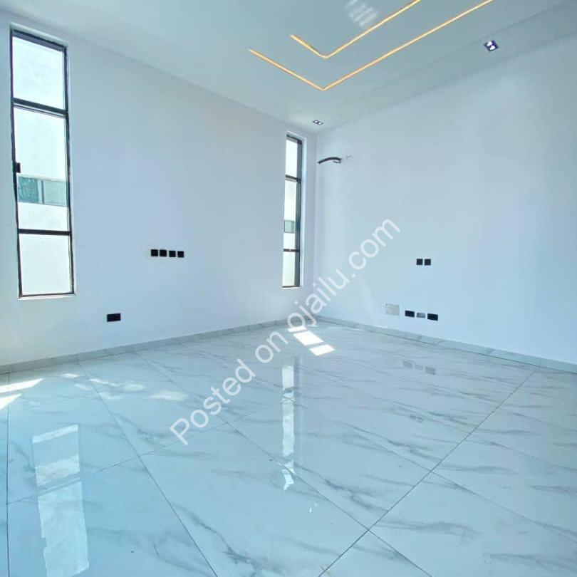 Refined 5-Bed Duplex with Pool in Chevron