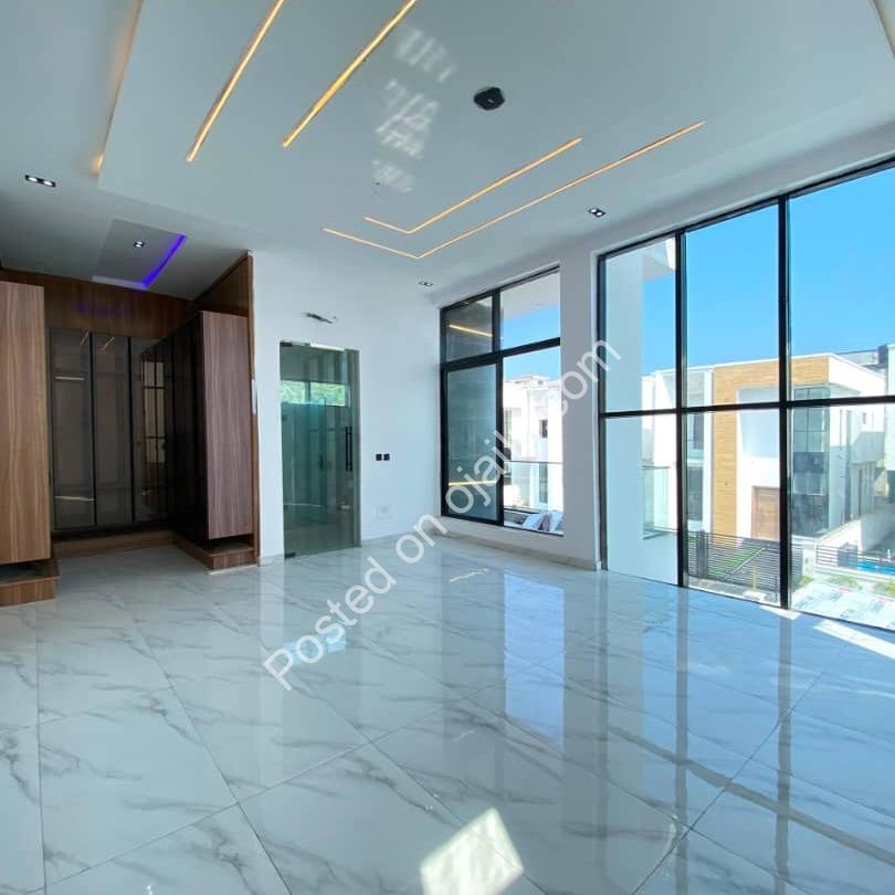 Refined 5-Bed Duplex with Pool in Chevron