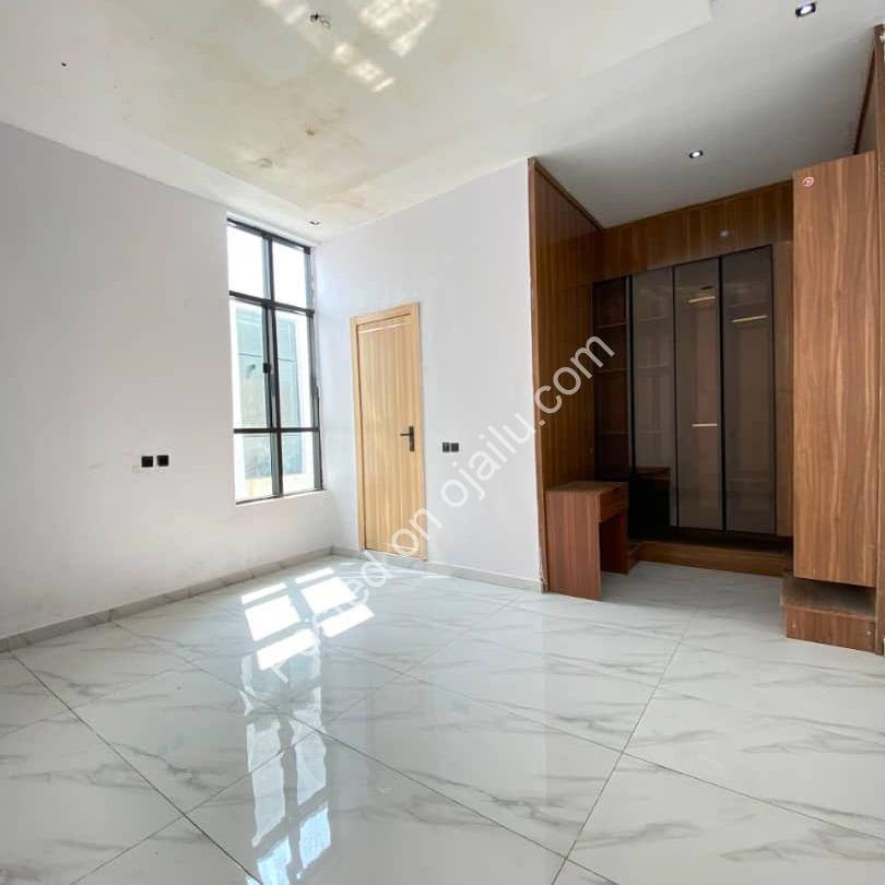 Refined 5-Bed Duplex with Pool in Chevron