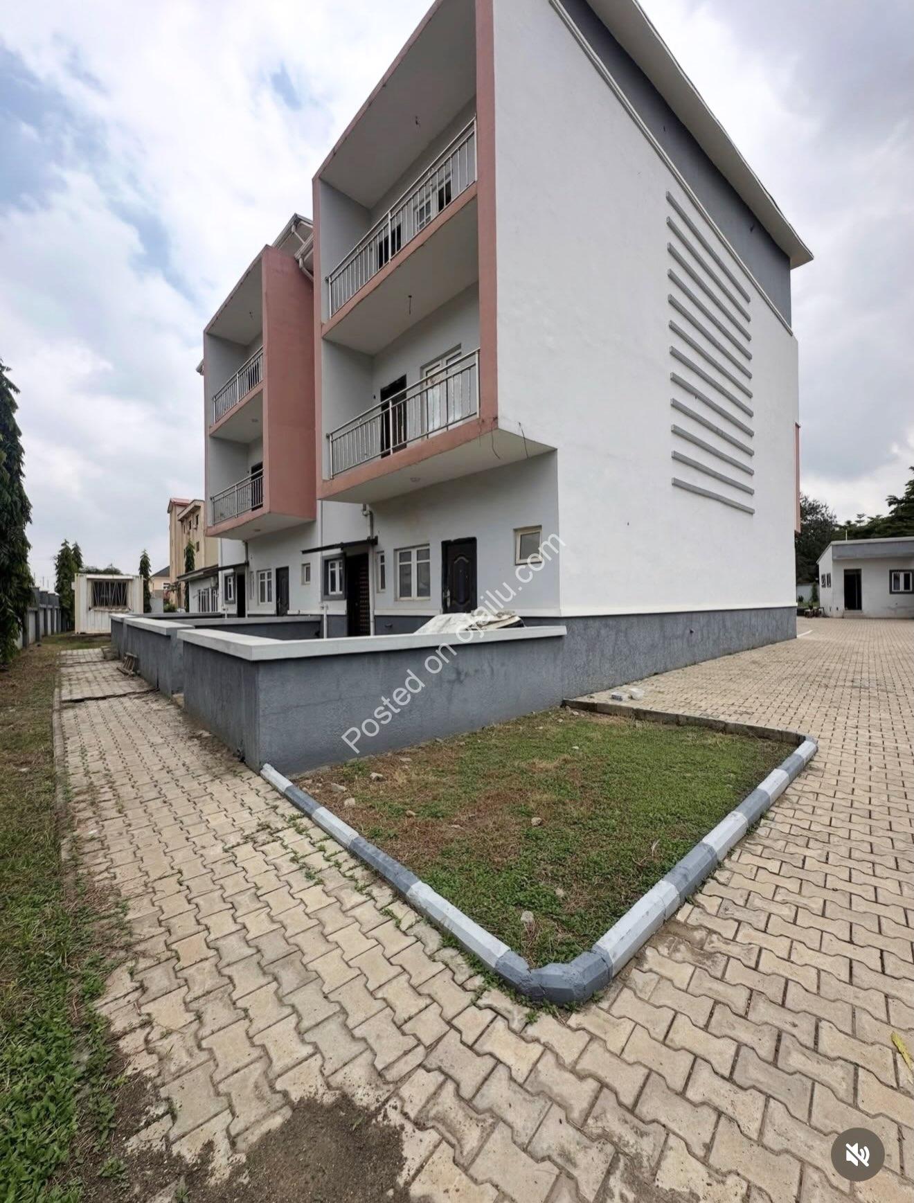 4-Bed Terrace Duplex with BQ in Prime Lifecamp