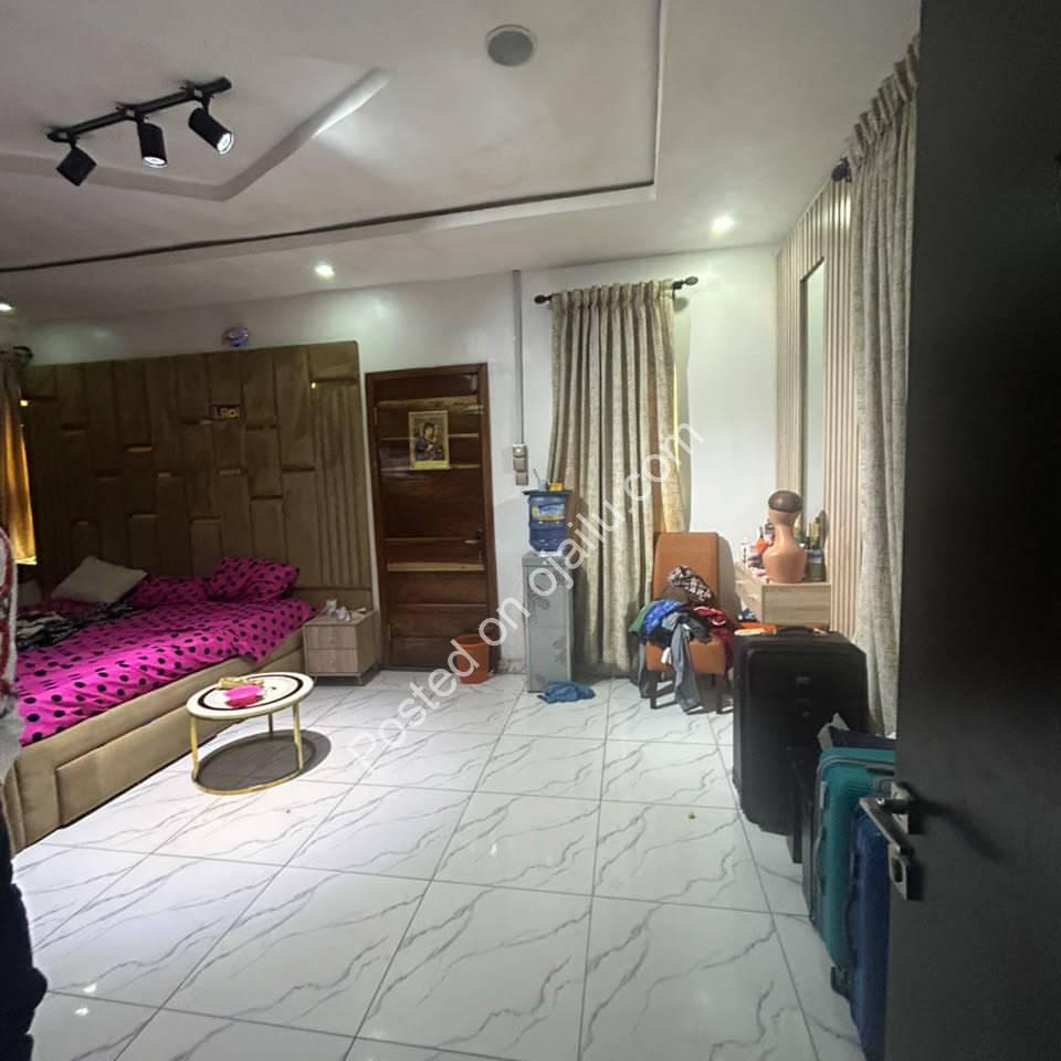 Distress Price: Prime 4-Bed Duplex in Orchid