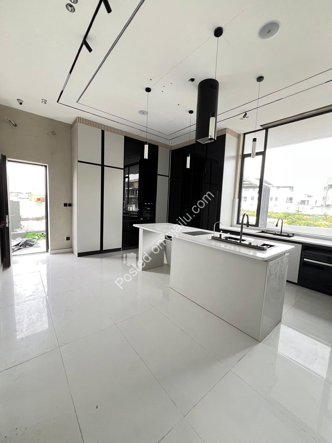 Elevated Living: 6-Bed Cinema, Gym & Pool Home