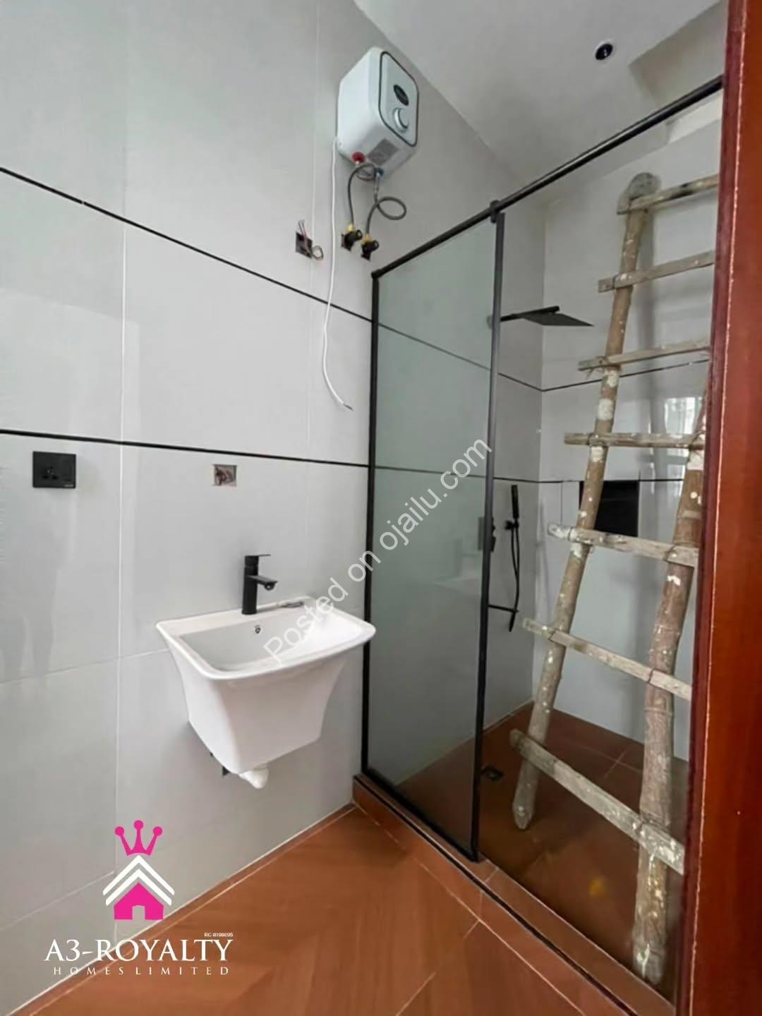 Move-In Ready: 5BR Duplex with Pool & Jacuzzi
