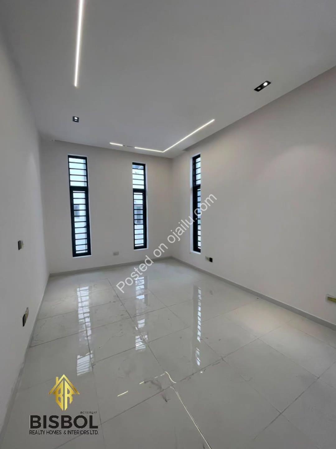 Move-In Ready: 5BR Duplex with Pool & Jacuzzi