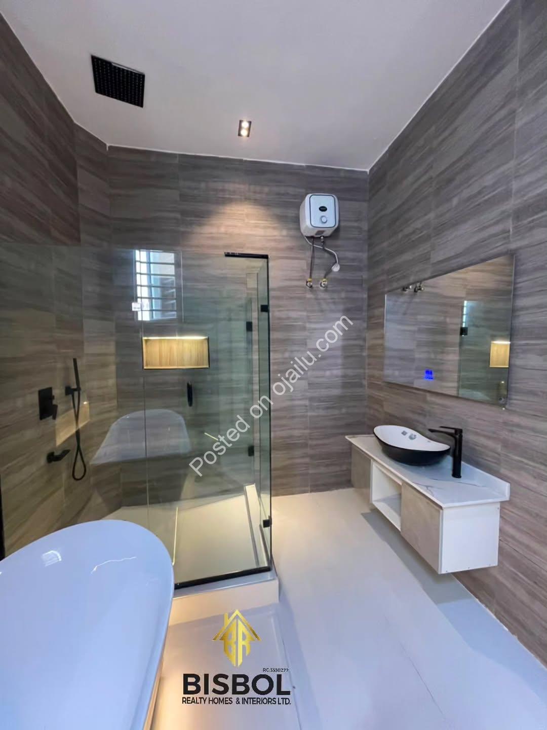 Move-In Ready: 5BR Duplex with Pool & Jacuzzi