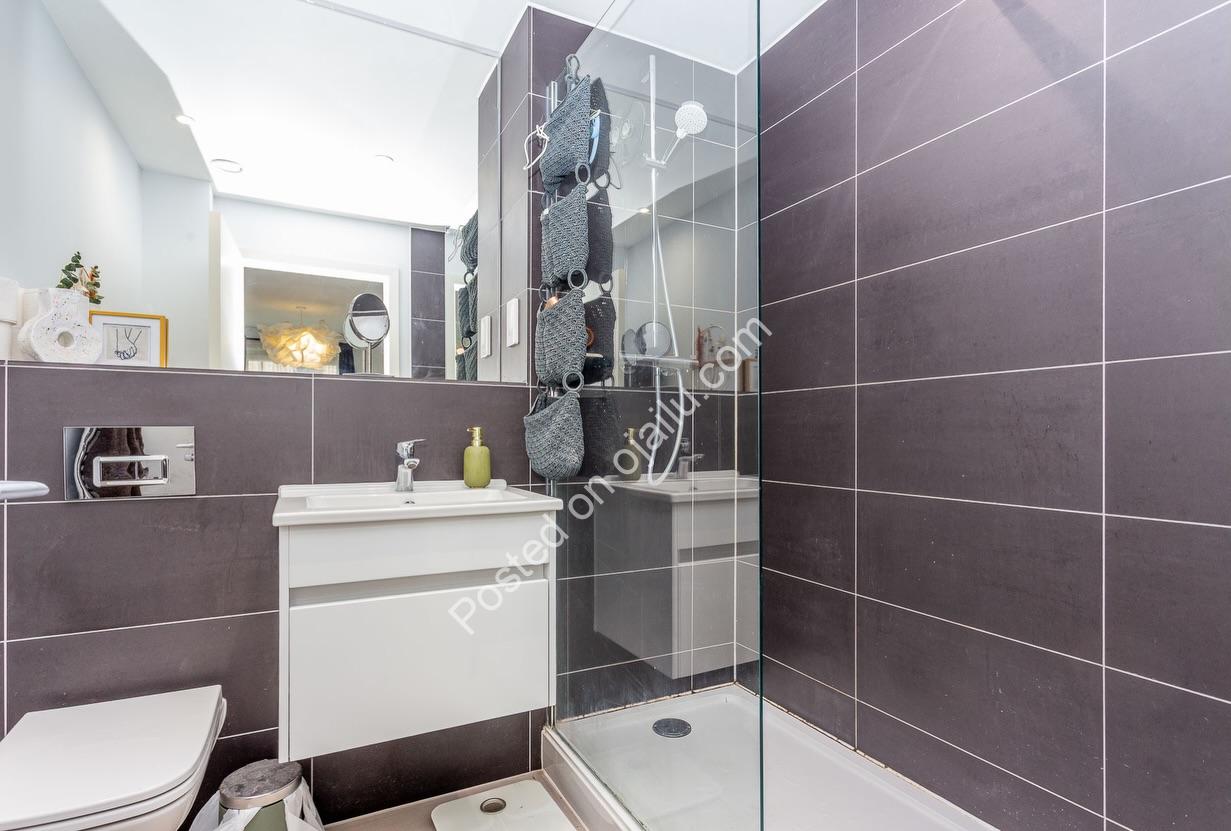 Private Patio & Parking: Stunning 2-Bed Leith Flat Below Value
