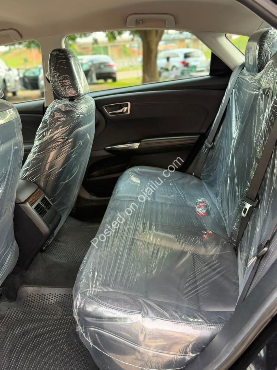2016 Toyota Avalon XLE: Heated Seats & Clean Duty