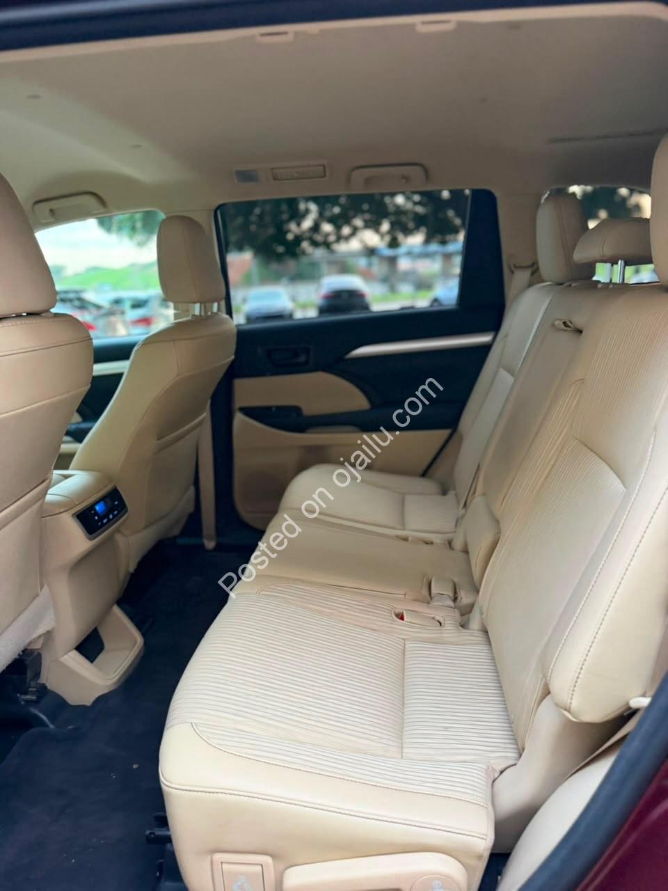 2015 Toyota Highlander LE: Pristine & Reliable 7-Seater!