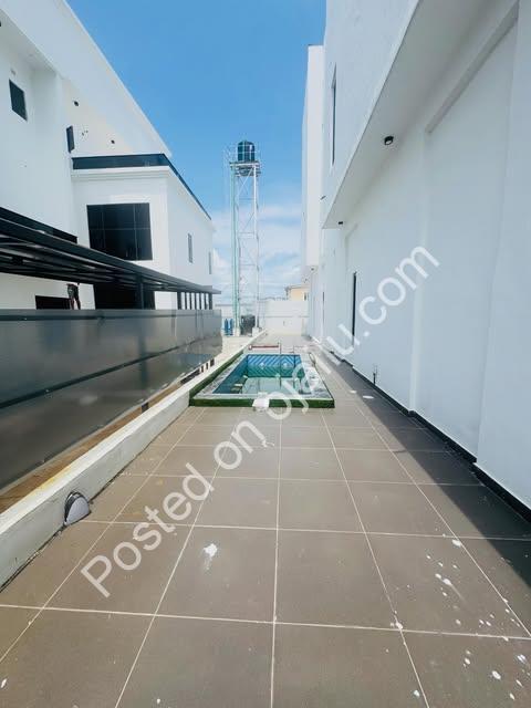 Dive into Luxury: 6-Bed Home with Cinema & Pool